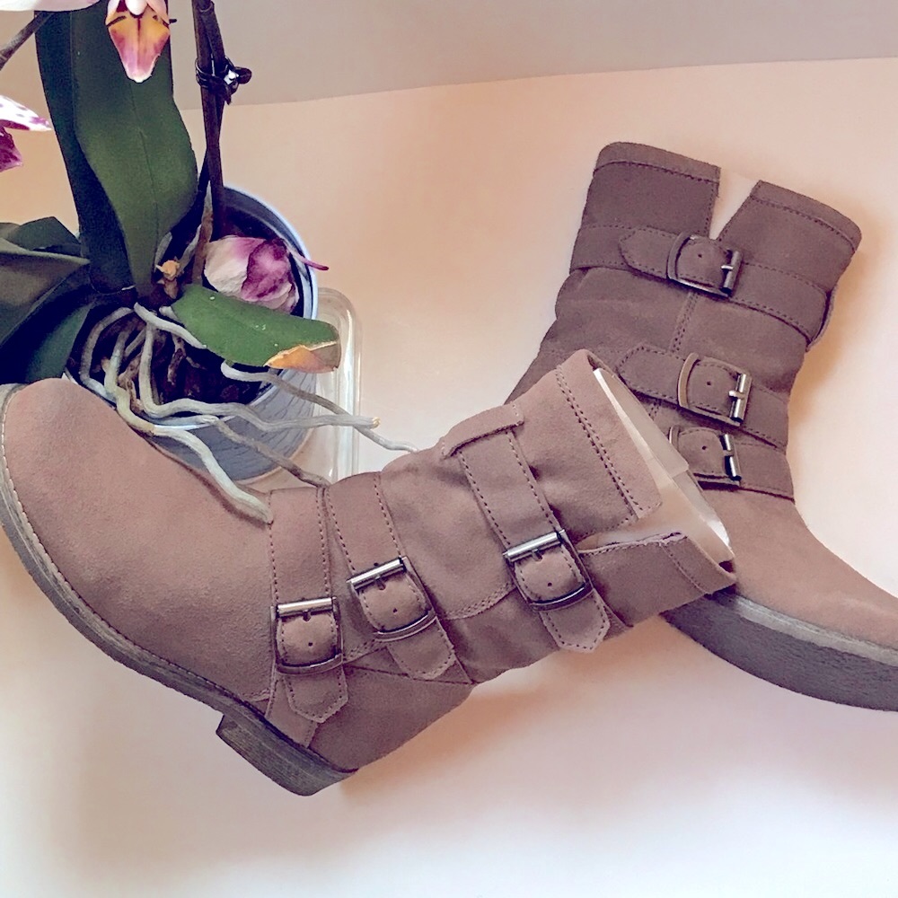 💃🏾 Sz 8M | Nine West | Distressed Suede Ankle Boots